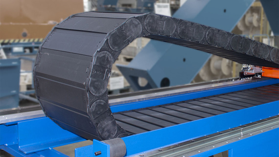 Chaîne porte-câbles dans une installation de soudage